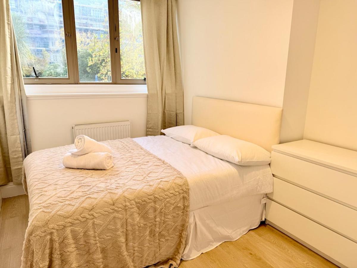 3 Bedrooms Flat In *