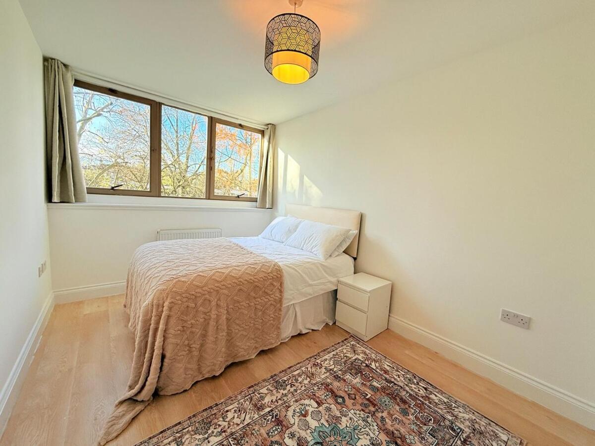 3 Bedrooms Flat In *