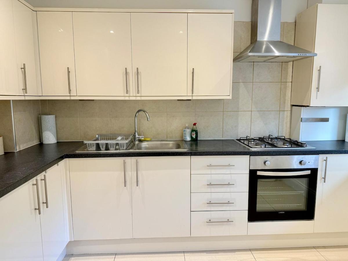 3 Bedrooms Flat In Londres
